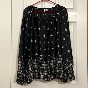 Cato sheer top with neckline tie and elastic bottom and wrist. 22/24W